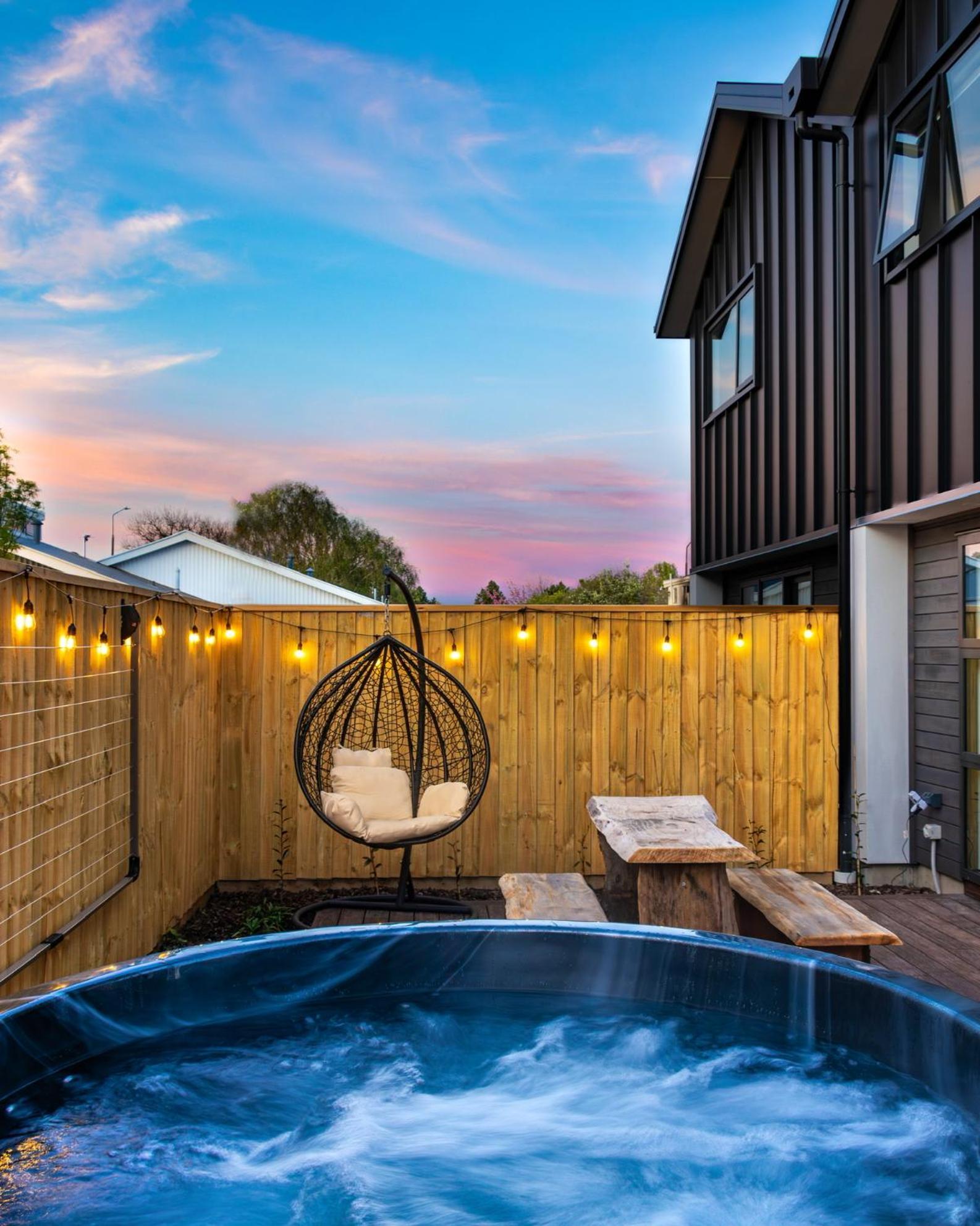 Appartamento Cozy Retreat With Hot Tub Christchurch Esterno foto